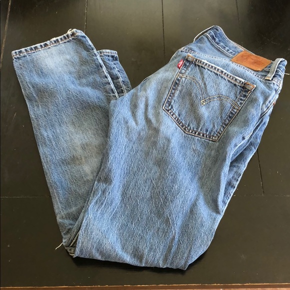 beza levis 501 dan 505